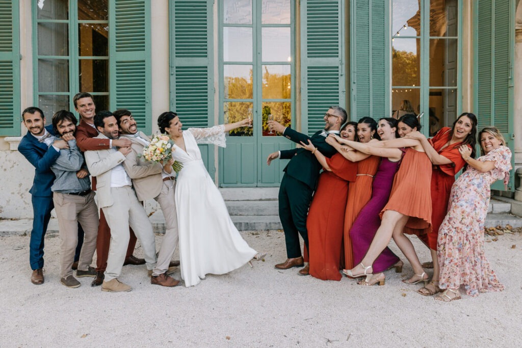 photo de groupe amusante des mariés et témoins