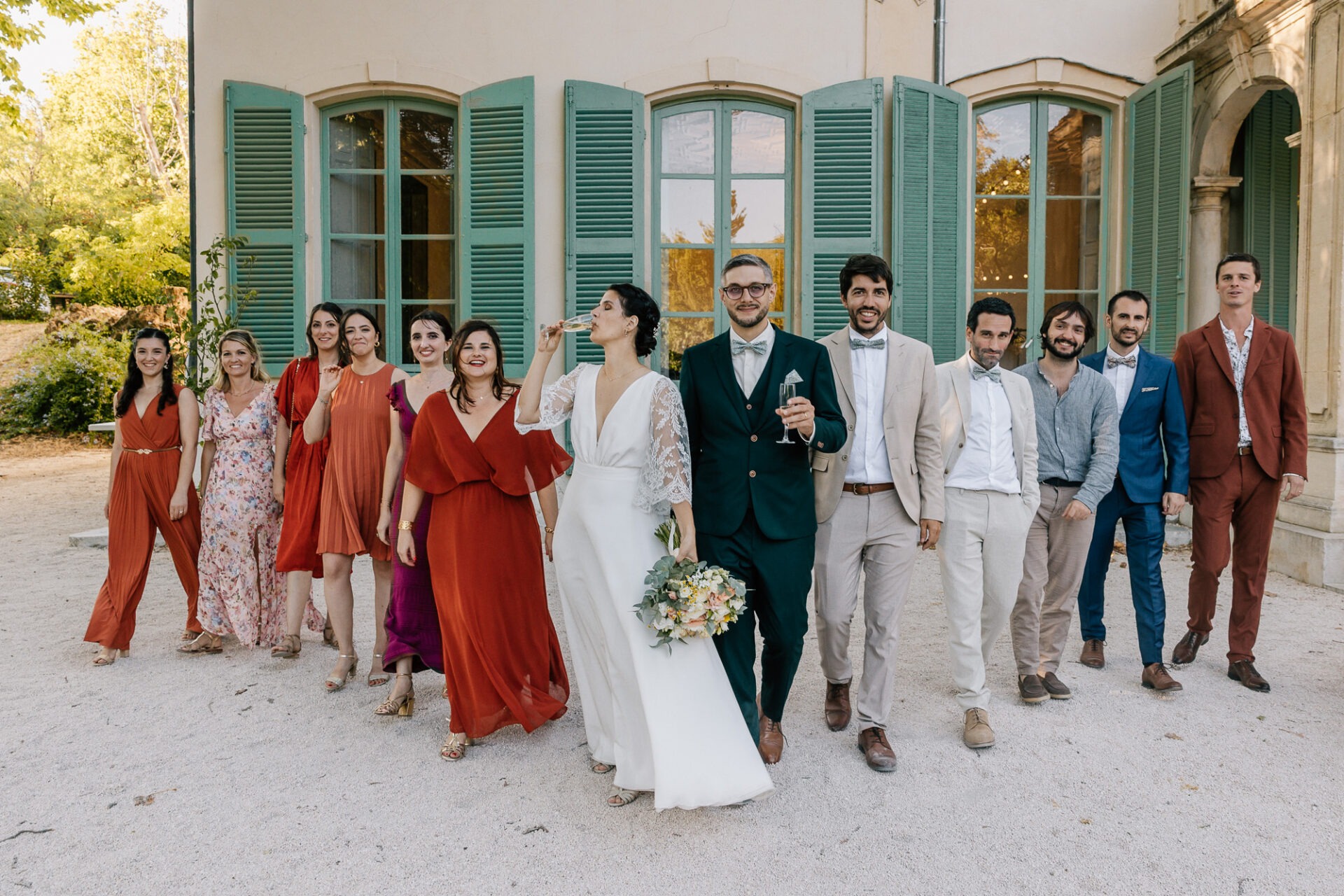 Mariés et invités devant la bastide de Toursainte à Marseille
