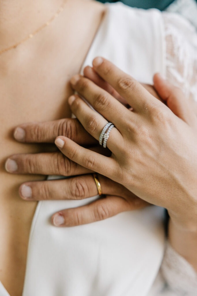 alliances de mariage sur les mains des mariés