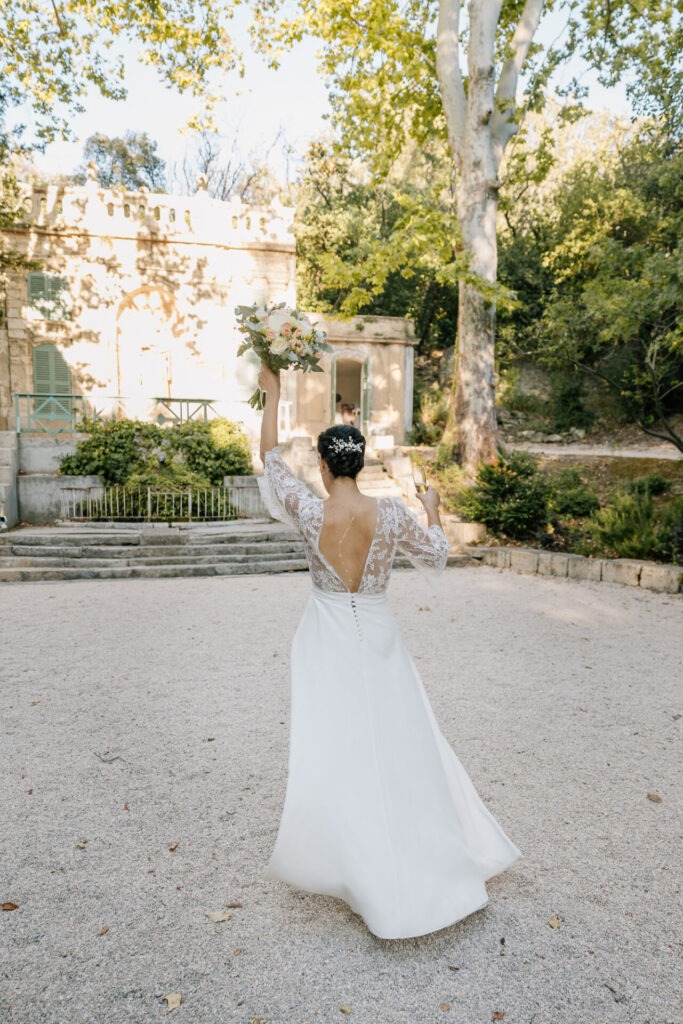 mariée marchant dans le jardin de la bastide de la Toursainte