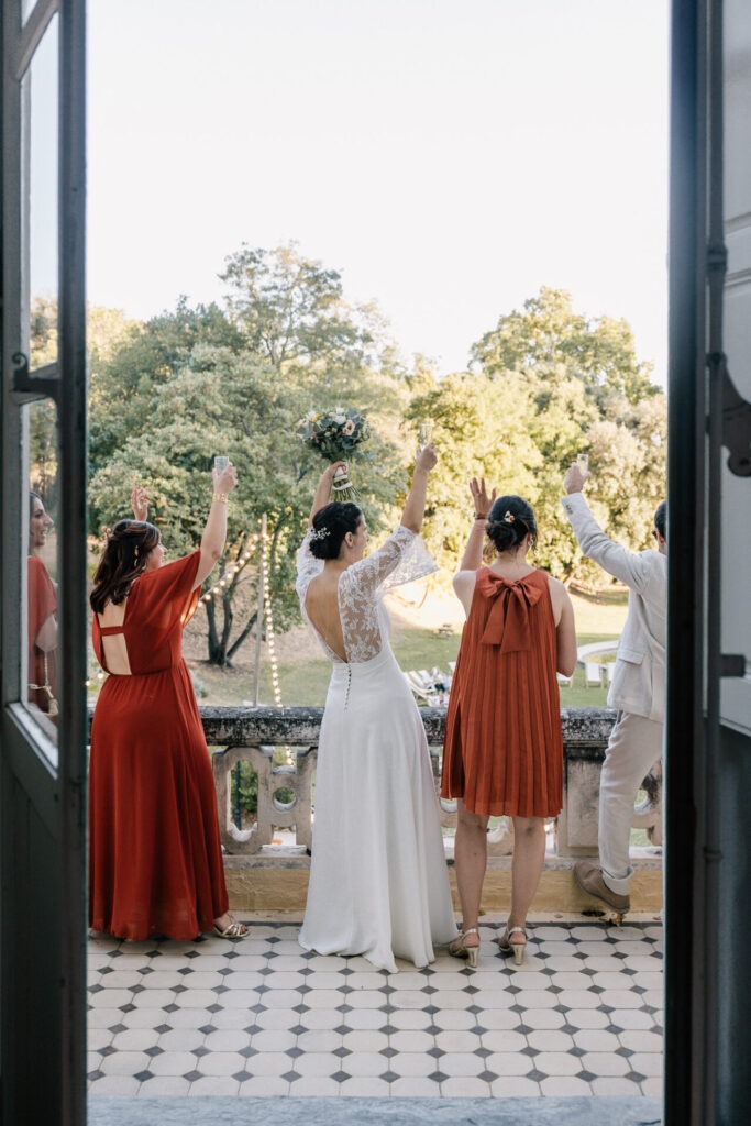 témoins et mariée regardant vers le jardin