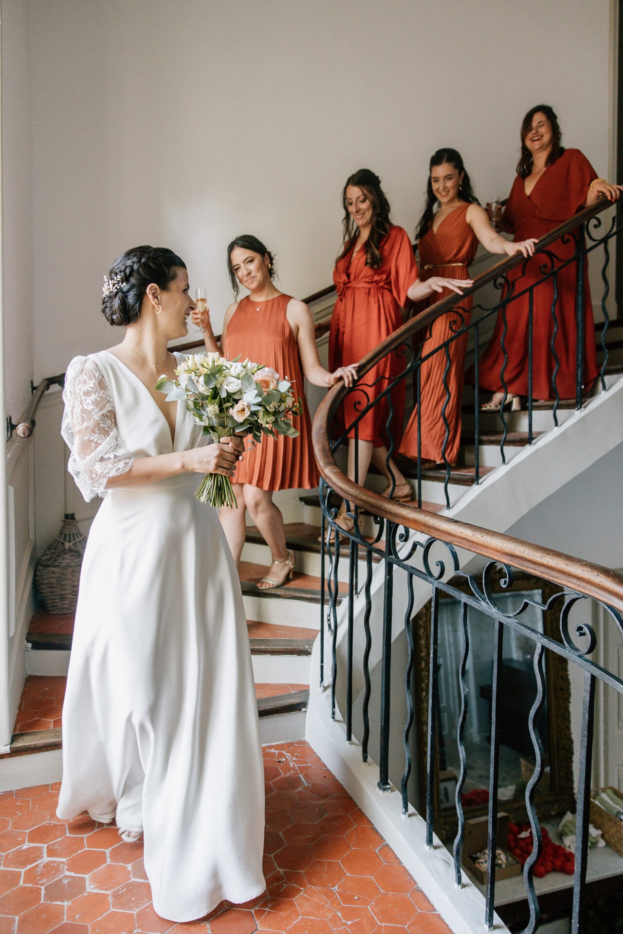 préparatifs de la mariée avec ses témoins dans les escaliers avant le mariage