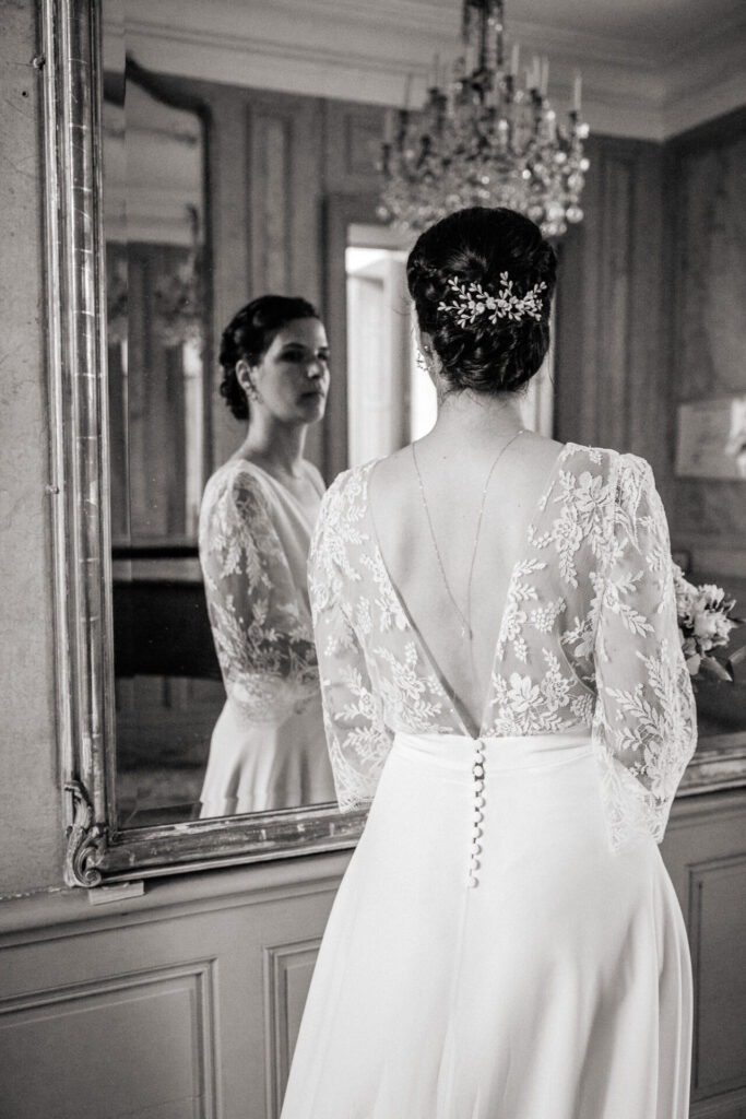 mariée devant un miroir pendant les préparatifs