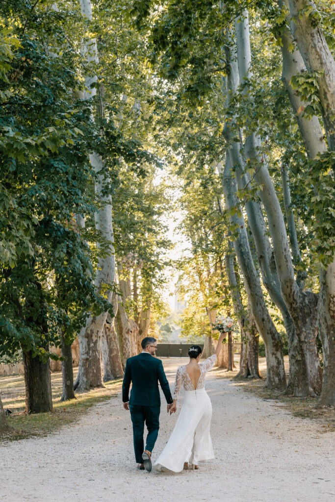 couple de mariés marchant dans le parc de la bastide de la Toursainte