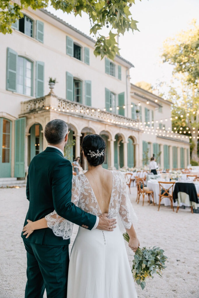 couple de mariés devant la bastide de la Toursainte