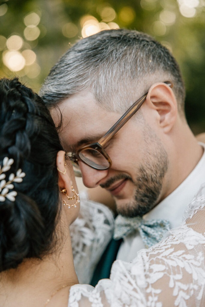 portrait des mariés pendant la séance photo de couple