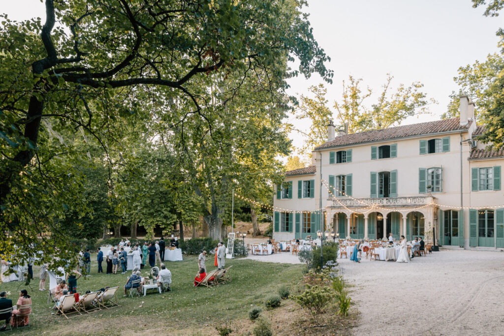 cocktail de mariage dans le jardin de la bastide de la Toursainte