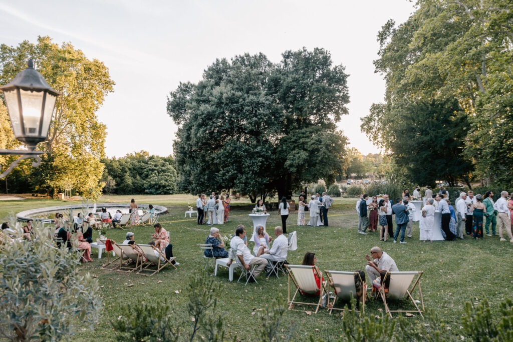 invités profitant du cocktail dans le jardin