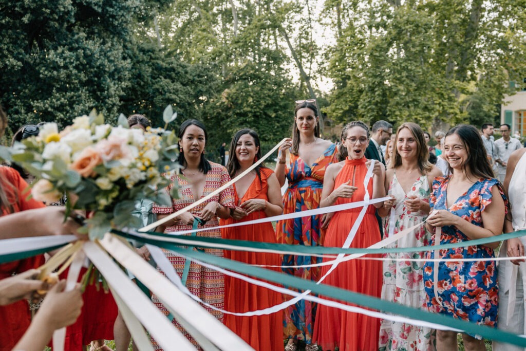 Jeu des rubans pendant un mariage à la Bastide de Toursainte à Marseille – animation avec les invitées