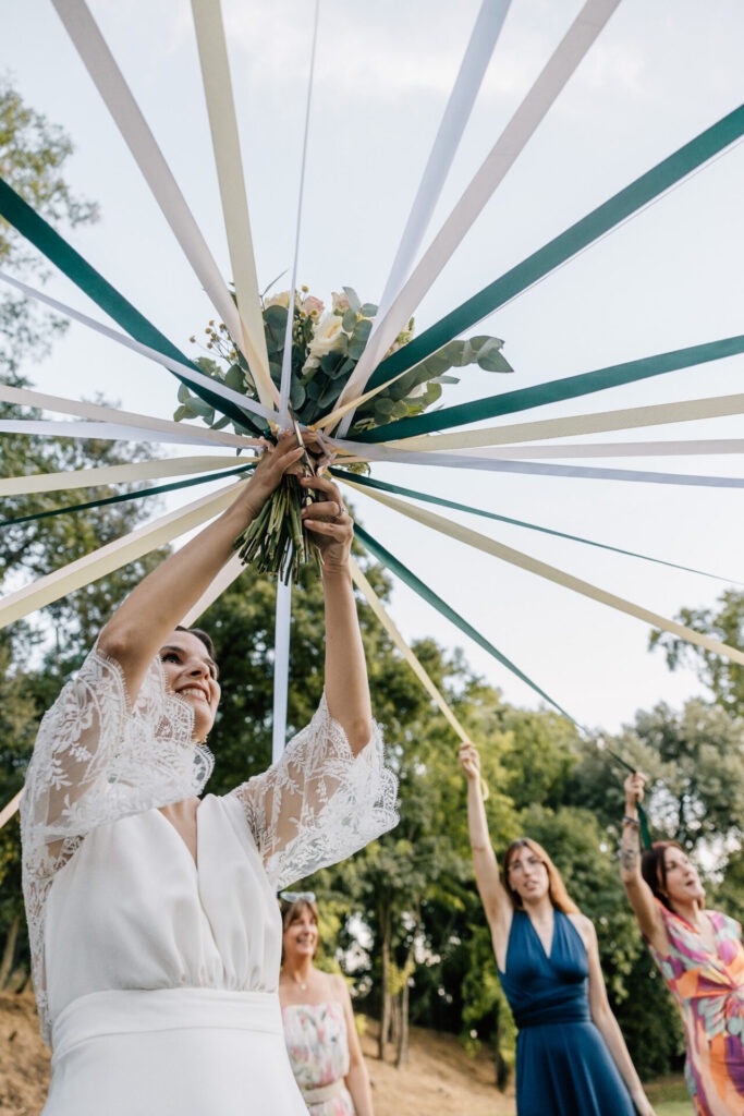 jeu du ruban pendant la réception de mariage