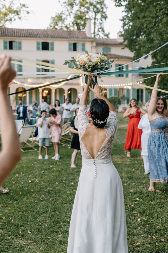 lancer de bouquet dans le jardin de la bastide de la Toursainte