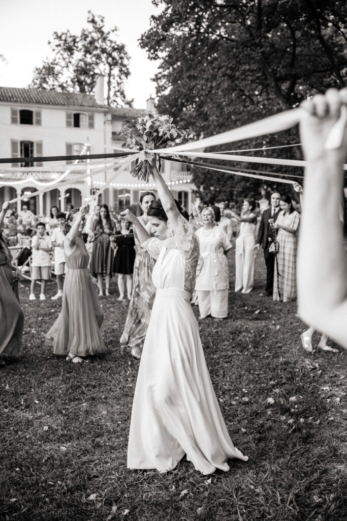 Jeu du bouquet de la mariée lors du mariage à la bastide de la Toursainte à Marseille