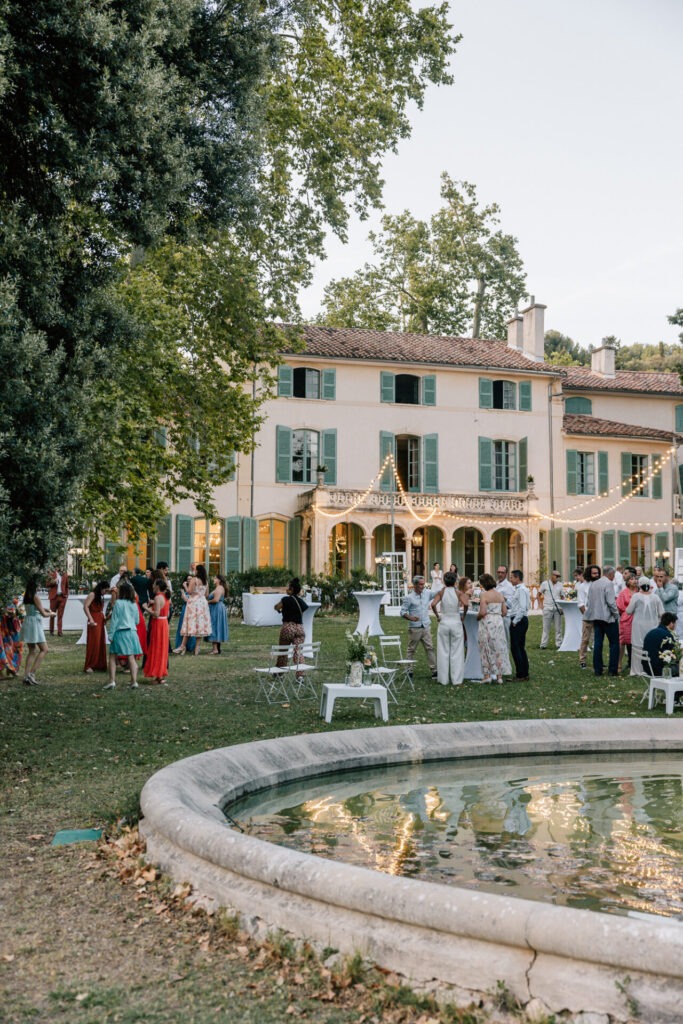 invités dans le jardin de la bastide de la Toursainte