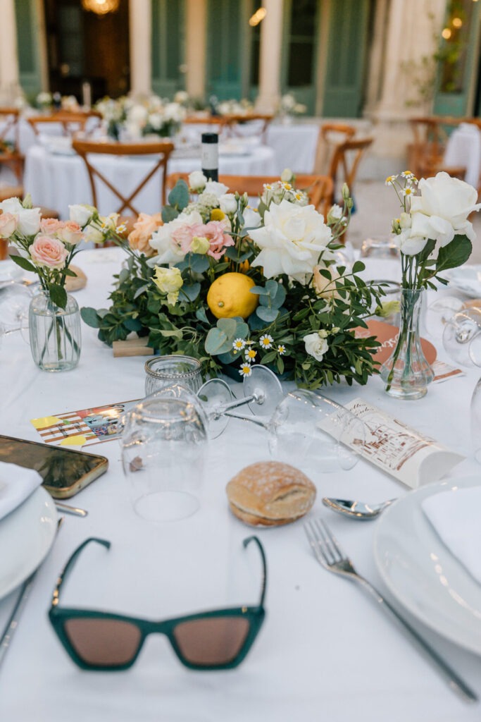 décoration florale sur une table de mariage