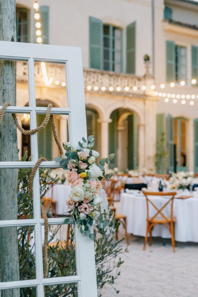 décoration florale sur une table devant la bastide
