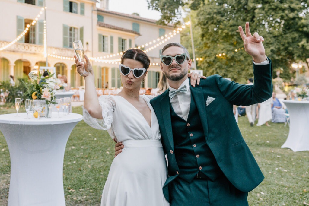 mariés posant avec leurs invités pendant la réception