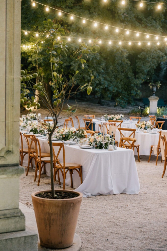 tables du dîner installées dans la cour