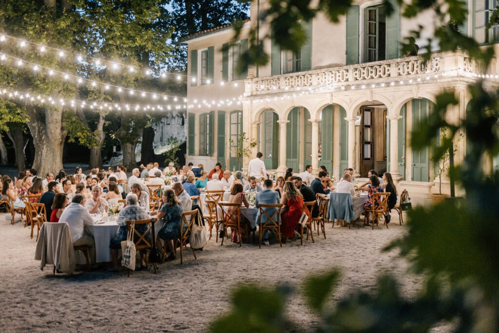 Dîner de mariage sous les guirlandes de lumière à la Bastide de la Toursainte à Marseille