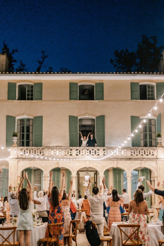 dîner de mariage sous les guirlandes à la bastide de la Toursainte