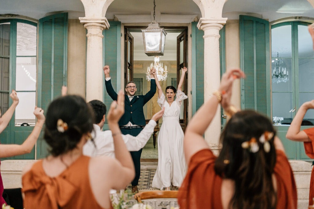 entrée des mariés pendant le dîner de mariage