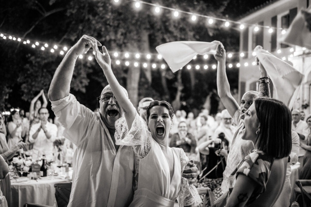 Soirée de mariage à la Bastide de Toursainte à Marseille – ambiance festive en noir et blanc