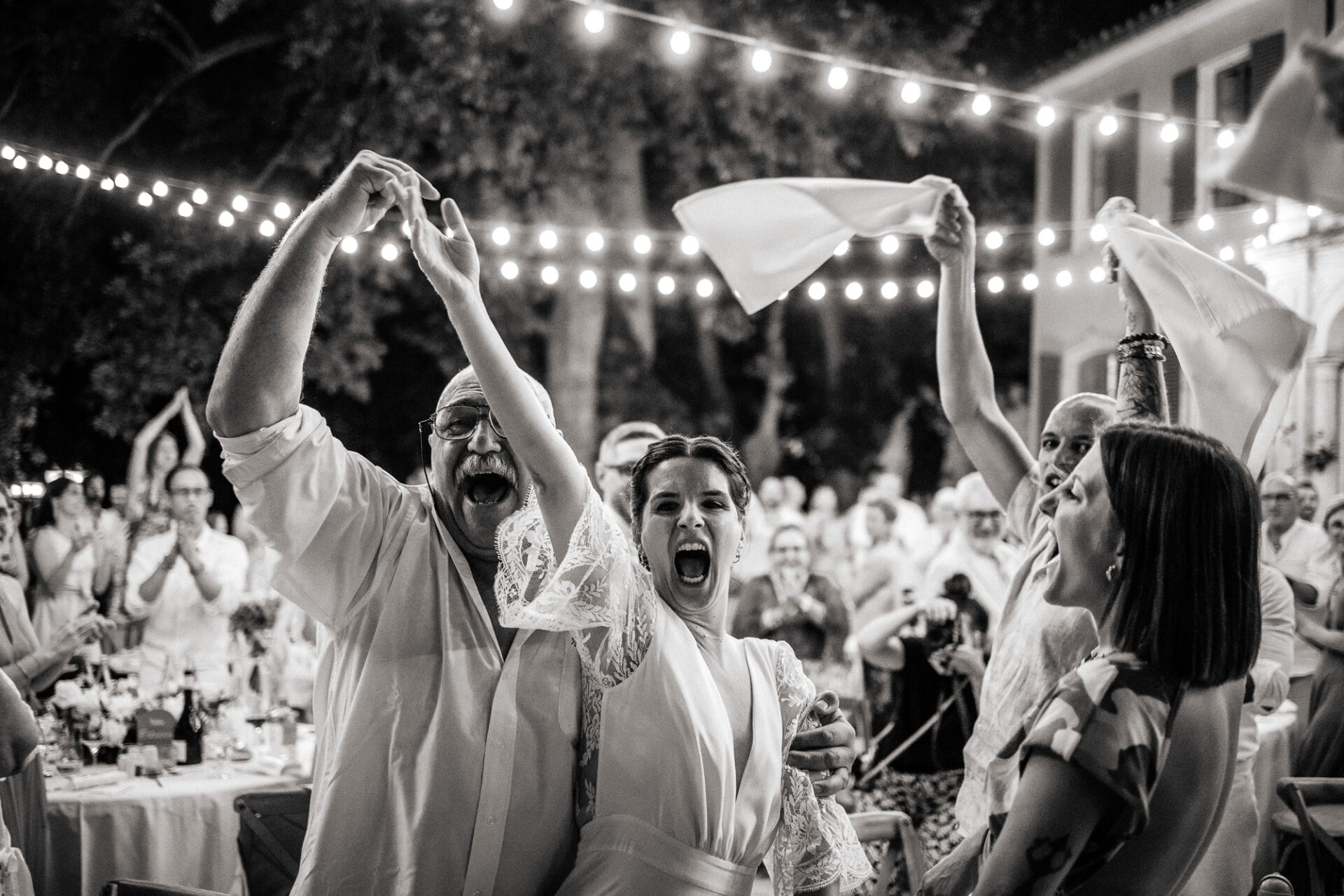 Soirée de mariage à la Bastide de Toursainte à Marseille – ambiance festive en noir et blanc
