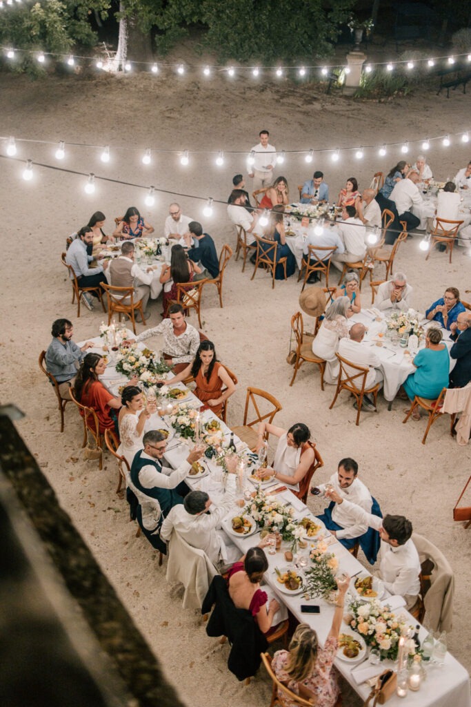 vue du dîner de mariage dans la cour de la bastide