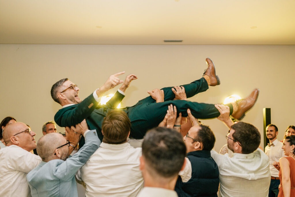 marié porté par ses amis pendant la soirée