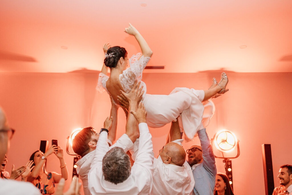mariée portée par ses invités sur la piste de danse