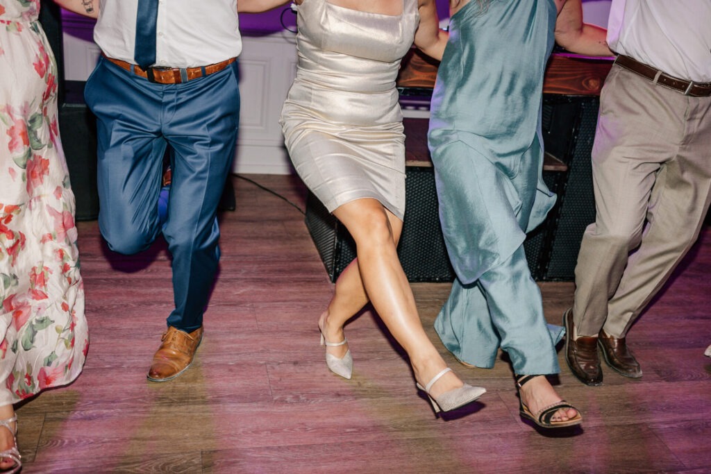 invités dansant pendant la soirée de mariage