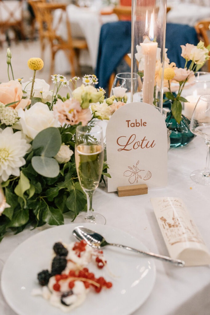 Décoration de table de mariage à la bastide de la Toursainte à Marseille – détail floral