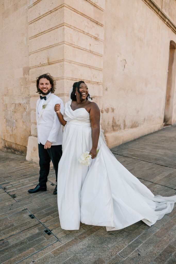 Couple de mariés dans le centre ville de Marseille – portrait lumineux