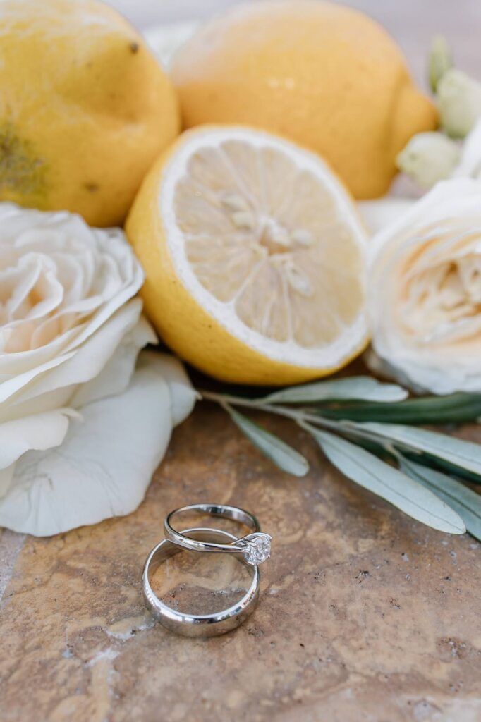 Alliances , fleurs et décoration – détails de mariage au Domaine de Canaille à Cassis
