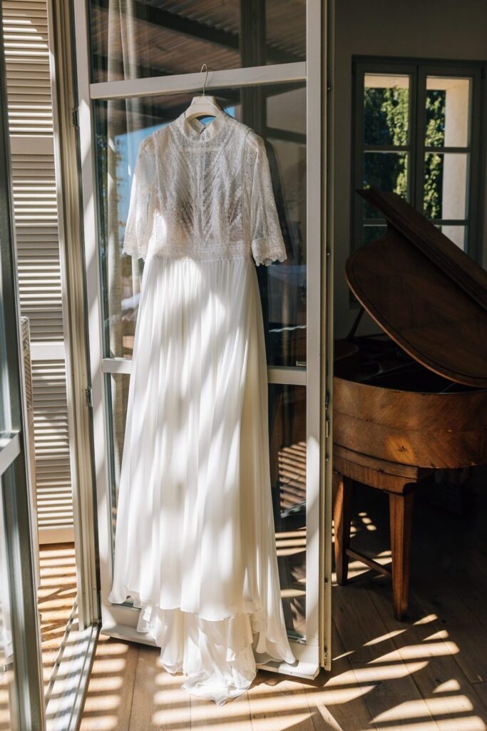 Robe de mariée en lumière naturelle – préparatifs au Domaine de Canaille à Cassis
