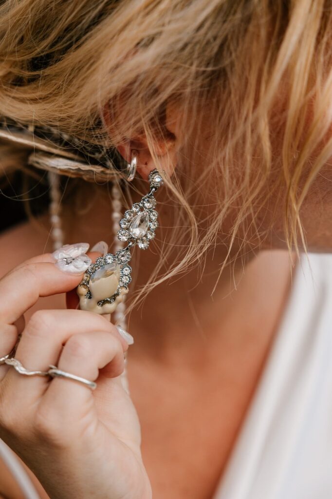 Détail des bijoux de la mariée – préparatifs à Marseille