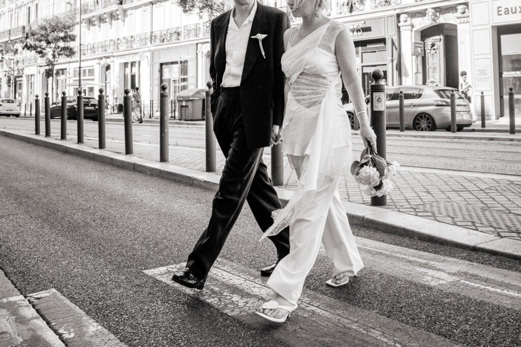 Mariage civil dans les rues de Marseille – séance photo urbaine