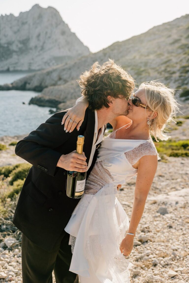 Photographe mariage à Marseille – elopement aux Goudes en bord de mer