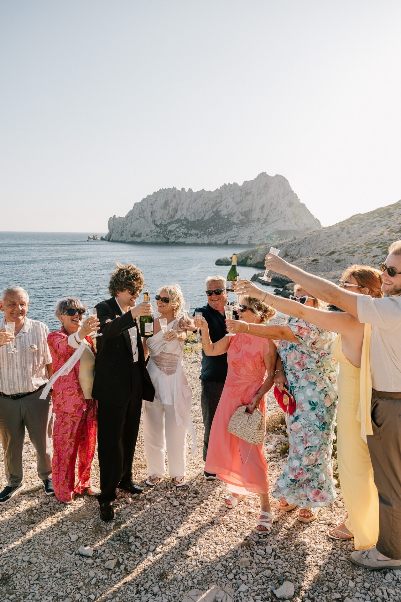 Mariage intime aux Goudes à Marseille – champagne face aux calanques