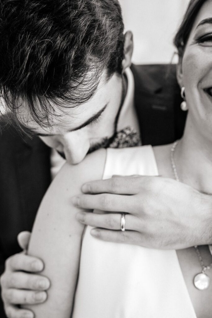 Moment intime entre les mariés – mariage à Marseille