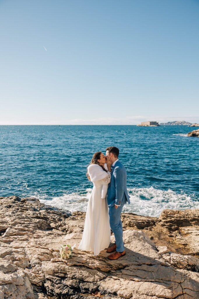 Mariage d'hiver en bord de mer à Malmousque à Marseille – couple face à la Méditerranée