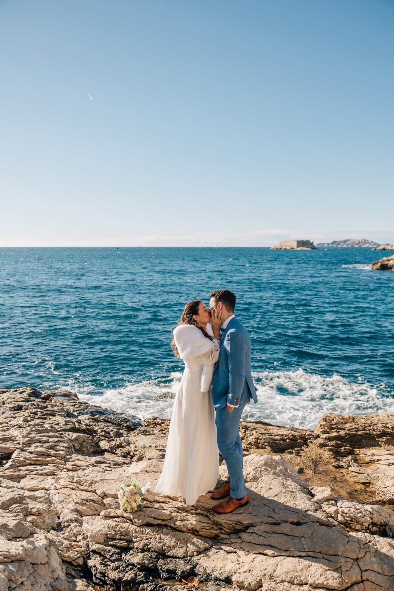 Mariage d'hiver en bord de mer à Malmousque à Marseille – couple face à la Méditerranée