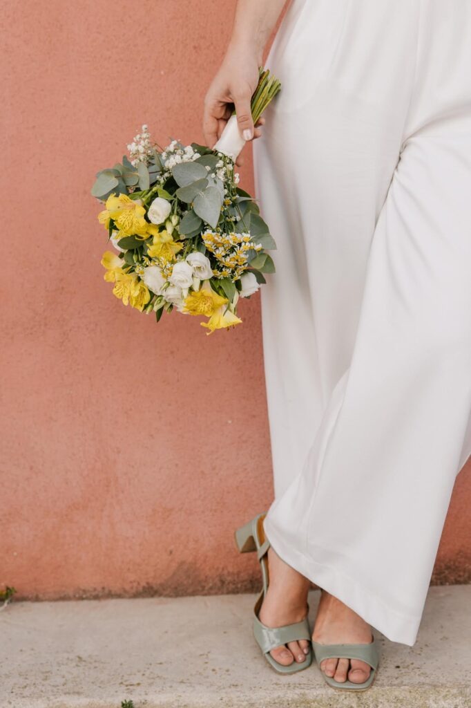 Bouquet de mariée coloré après la cérémonie civile à la mairie du 6e et 8e arrondissement – mariage à Marseille