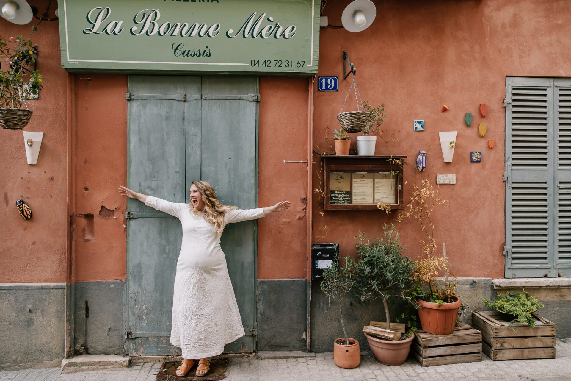 femme enceinte devant une façade colorée lors d’une séance photo grossesse à Cassis
