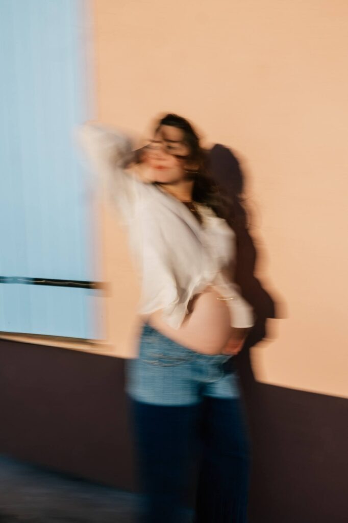 femme enceinte en mouvement lors d’une séance photo grossesse dans les rues de Marseille 13007