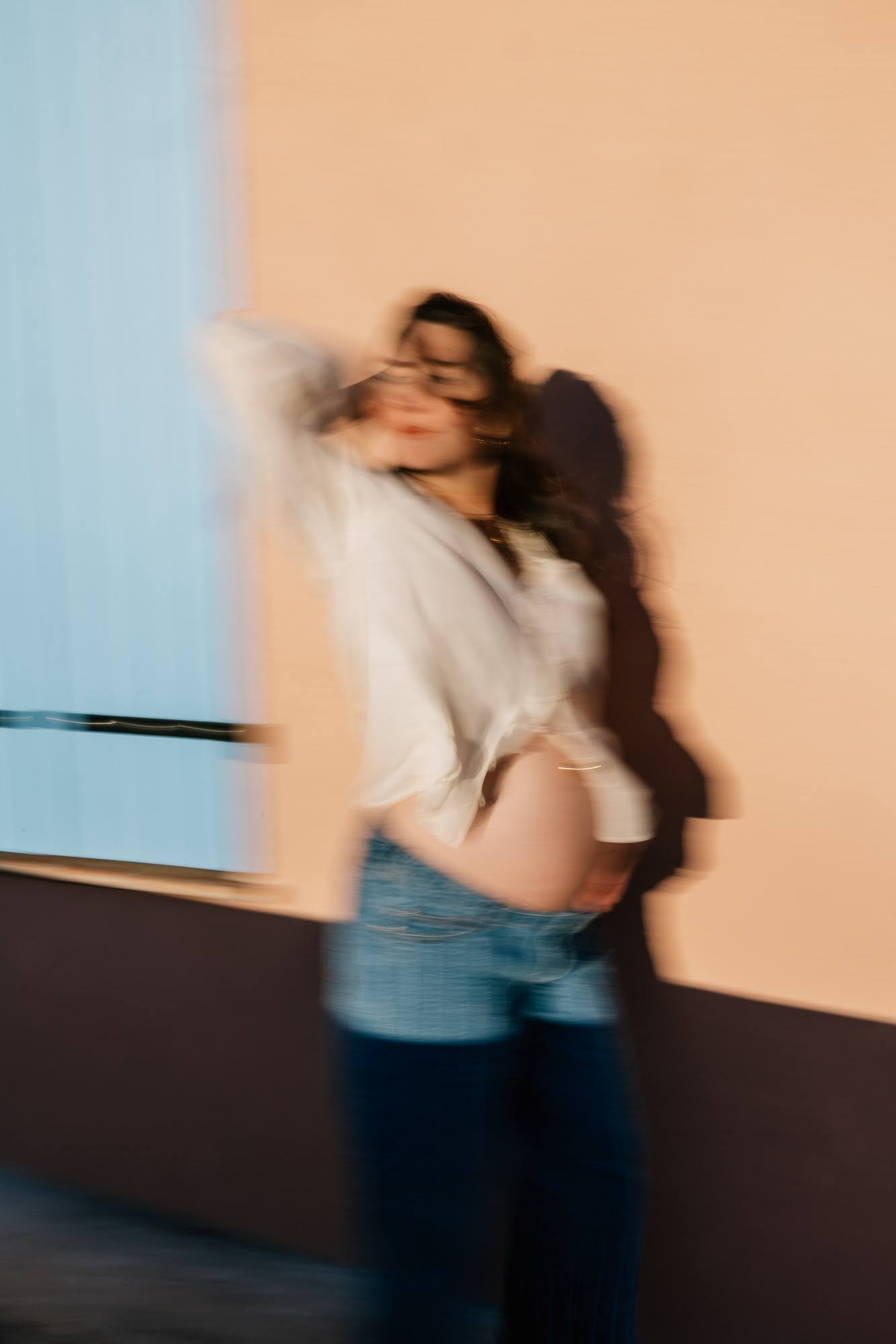 femme enceinte en mouvement lors d’une séance photo grossesse dans les rues de Marseille 13007