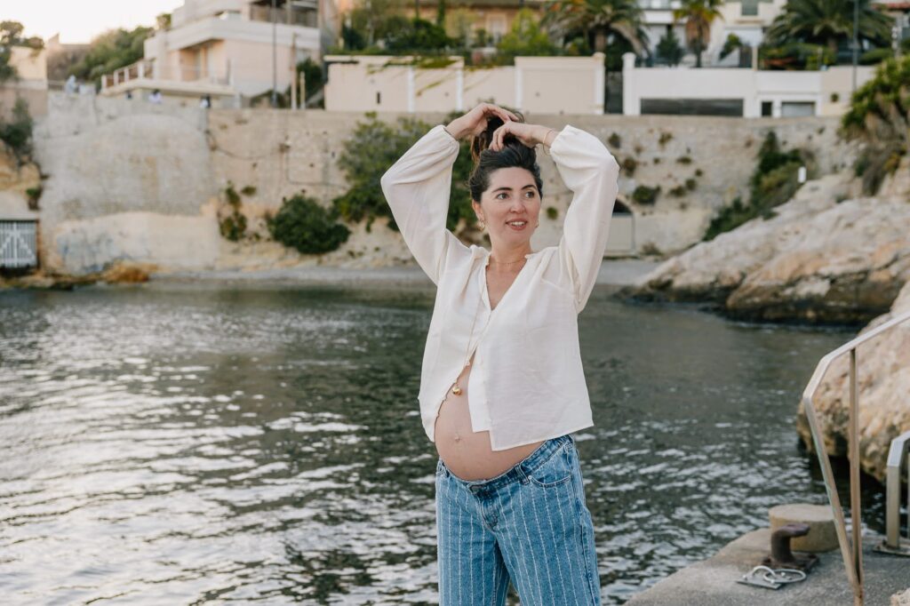Portrait grossesse en lumière naturelle près de la mer à Malmousque, Marseille