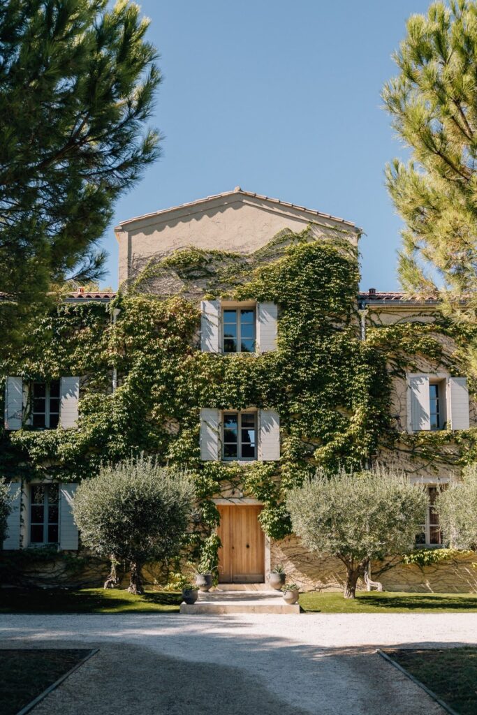 Façade végétalisée du Domaine de Canaille à Cassis lors d’un mariage