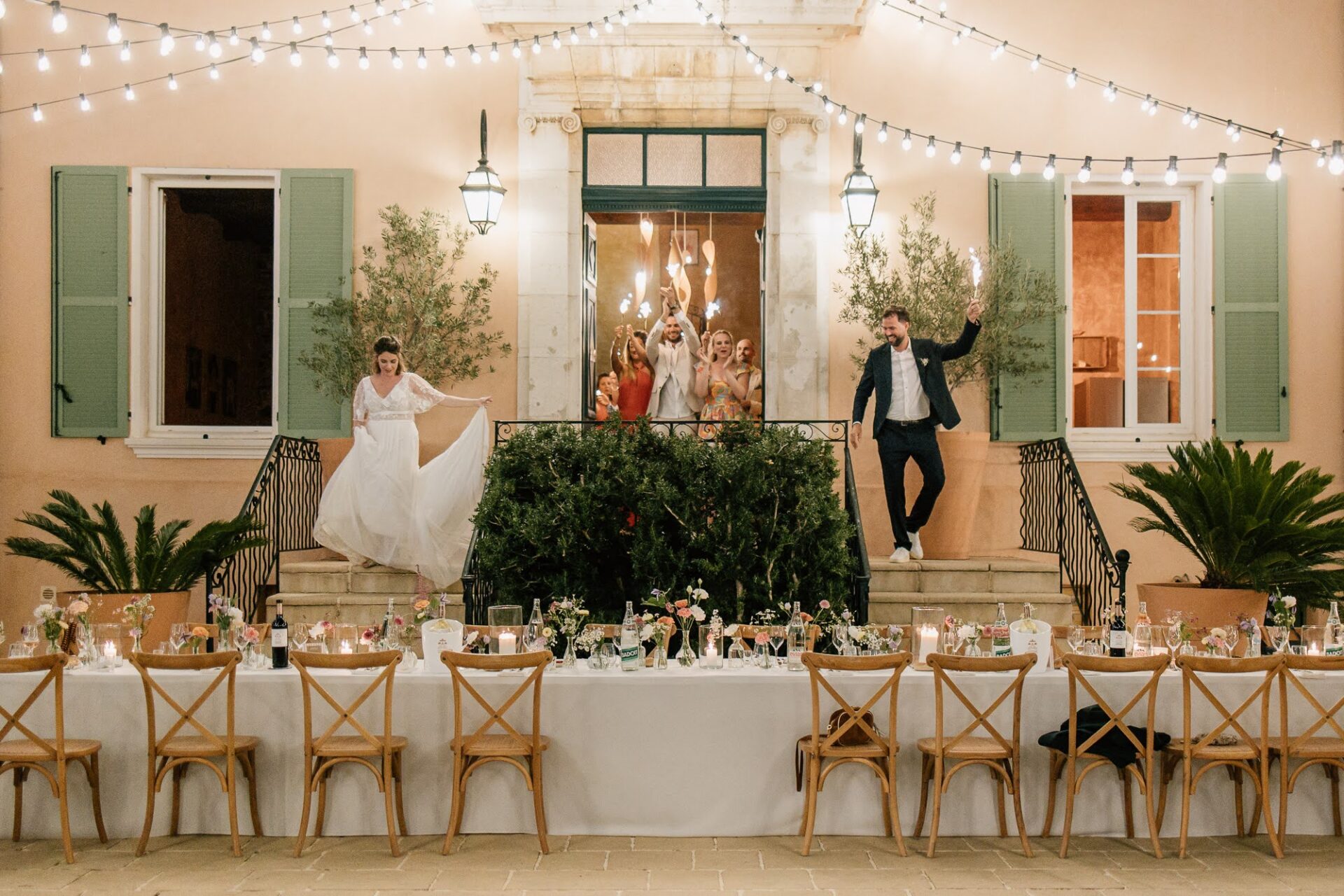 Sortie des mariés festive avant le dîner au château des Anglades dans le Var
