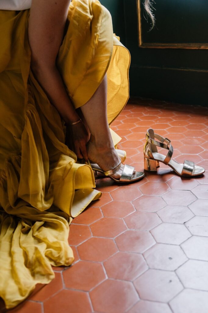 Chaussures de mariée et robe colorée – préparatifs de mariage en Provence