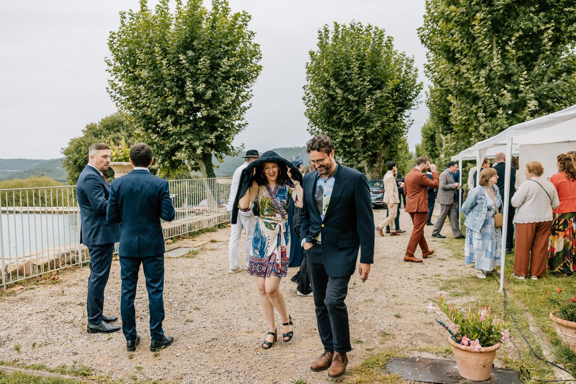 Cocktail de mariage pluvieux en extérieur en Provence